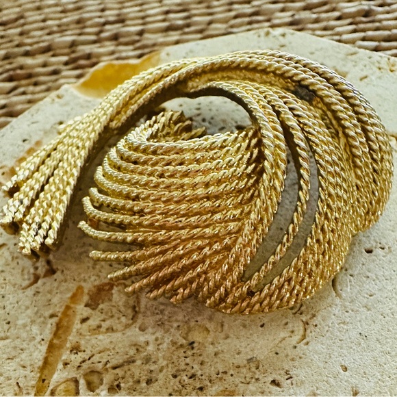 Monet Pin/Brooch Gold Tone Swirl Feather Rope Large 2.5x2” - Picture 4 of 11